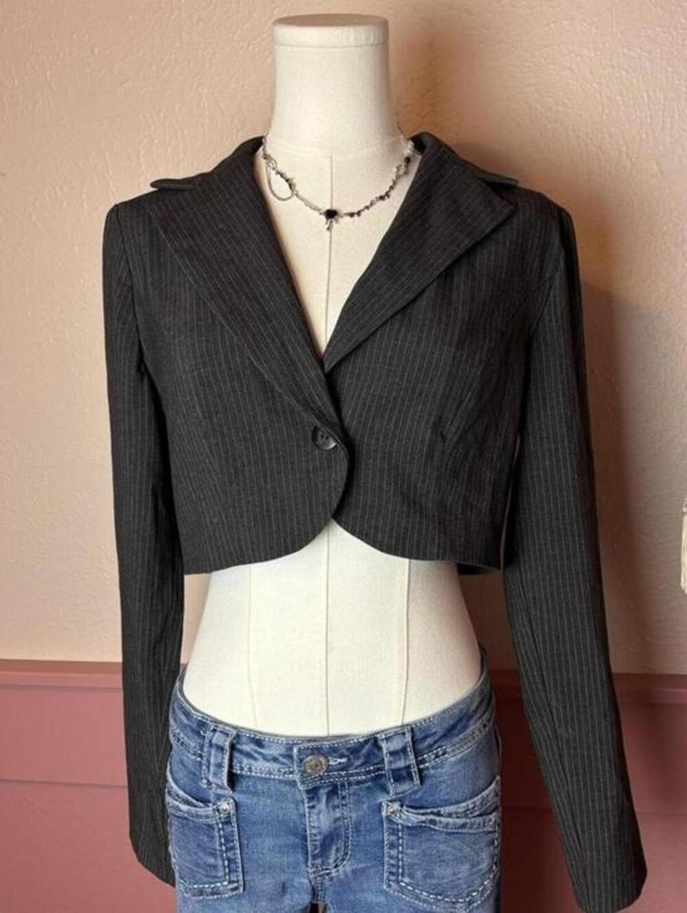 vintage 2000s pin striped cropped office siren blazer
MKM
grey
sz small
